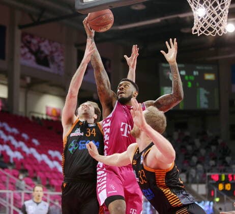 Bilder des Jahres 2021, Sport 02 Februar Sport Themen der Woche KW08 Sport Bilder des Tages James Thompson IV Telekom Baskets Bonn vs. RASTA Vechta easyCredit BBL 1. Bundesliga , Saison 2020 2021 , 21. Spieltag *** James Thompson IV Telekom Baskets Bonn vs RASTA Vechta easyCredit BBL 1 Bundesliga , Season 2020 2021 , Matchday 21