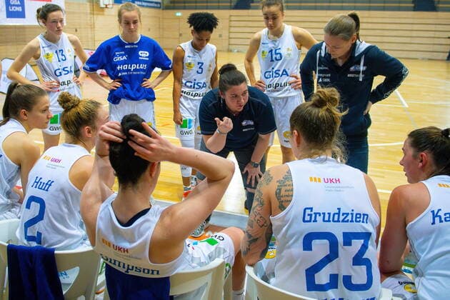Sandra Rosanke Head Coach, GISA Lions SV Halle and Rachael Vanderwal Co Coach, GISA Lions SV Halle during timeout GISA Lions SV Halle vs SNP BasCats USC Heidelberg Basketball 1 Bundesliga ERDGAS Sportarena Halle Saale 27 02 2021 Photo Holger John Sachsen Anhalt Germany ERDGAS Sportarena Halle Saale