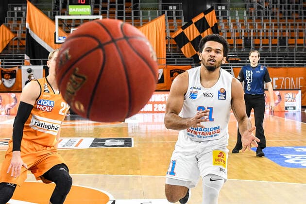 GER, BBL, ratiopharm ulm vs Syntainics MBC 27 02 2021, ratiopharm arena, Neu Ulm, GER, BBL, ratiopharm ulm vs Syntainics MBC, pictured Thomas Klepeisz Ulm, 22 , Quinton Hooker Syntainics, 21 nordphotoxGmbHx xHafner nph00200