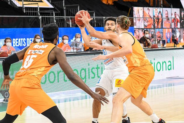 GER, BBL, ratiopharm ulm vs Syntainics MBC 27 02 2021, ratiopharm arena, Neu Ulm, GER, BBL, ratiopharm ulm vs Syntainics MBC, pictured Aric Holman Ulm, 35 , Quinton Hooker Syntainics, 21 , Dylan Osetkowski Ulm, 21 nordphotoxGmbHx xHafner nph00200