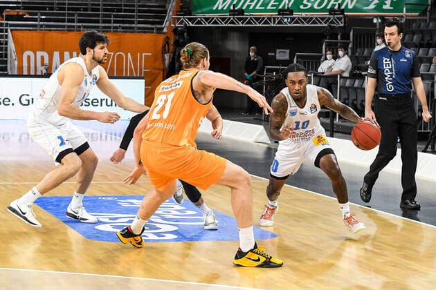 GER, BBL, ratiopharm ulm vs Syntainics MBC 27 02 2021, ratiopharm arena, Neu Ulm, GER, BBL, ratiopharm ulm vs Syntainics MBC, pictured Aleksandar Marelja Syntainics, 17 , Dylan Osetkowski Ulm, 21 , Anthony Barber Syntainics, 10 nordphotoxGmbHx xHafner nph00200