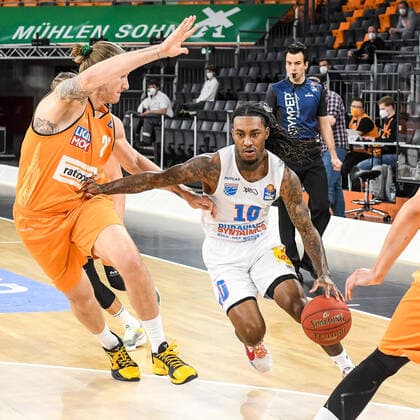 GER, BBL, ratiopharm ulm vs Syntainics MBC 27 02 2021, ratiopharm arena, Neu Ulm, GER, BBL, ratiopharm ulm vs Syntainics MBC, pictured Dylan Osetkowski Ulm, 21 , Anthony Barber Syntainics, 10 nordphotoxGmbHx xHafner nph00200