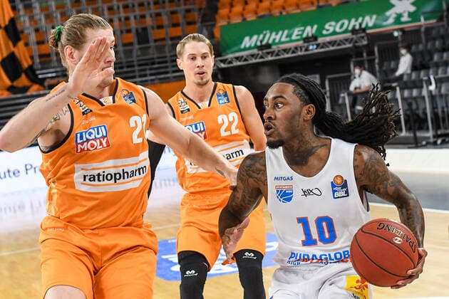 GER, BBL, ratiopharm ulm vs Syntainics MBC 27 02 2021, ratiopharm arena, Neu Ulm, GER, BBL, ratiopharm ulm vs Syntainics MBC, pictured Dylan Osetkowski Ulm, 21 , Anthony Barber Syntainics, 10 nordphotoxGmbHx xHafner nph00200