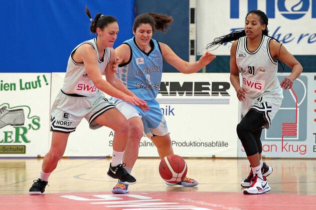 27 02 2021, xovx, Basketball Damen 2 Bundesliga Nord, Bender Baskets Gruenberg Capitol Bascats Duesseldorf v l Isabell Meinhart Bender Baskets Gruenberg , Elle Hendershot Capitol Bascats Duesseldorf , Deijah Blanks Bender Baskets Gruenberg Gruenberg Sporthalle Theo Koch Schule Hessen Germany EN