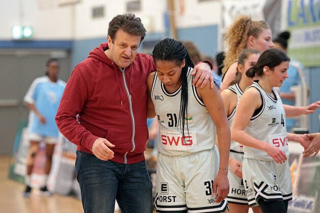 27 02 2021, xovx, Basketball Damen 2 Bundesliga Nord, Bender Baskets Gruenberg Capitol Bascats Duesseldorf v l Coach Dejan Kostic Bender Baskets Gruenberg , Deijah Blanks Bender Baskets Gruenberg Sports Hall Theo Koch School Hesse Germany EN