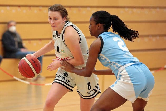 27 02 2021, xovx, Basketball Damen 2 Bundesliga Nord, Bender Baskets Grünberg Capitol Bascats Düsseldorf v l Elisa Mevius Bender Baskets Gruenberg , Maryam Adepoju Olatunji Capitol Bascats Düsseldorf Grünberg Sporthalle Theo Koch Schule Hessen Deutschland DE