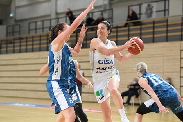 Halle, Germany 27 February 2021 1 BBL Women 2020 2021 Gisa Lions SV Halle vs USC Heidelberg v li in duel Alexandra Rose Wittinger Heidelberg and Eilidh Simpson Halle Erdgas Sportarena Sachsen Anhalt Copyright: xFotostandx xxBallaschx
