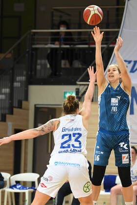 Halle, Germany 27 February 2021 1 BBL Women 2020 2021 Gisa Lions SV Halle vs USC Heidelberg v li in duel Klaudia Grudzien Halle and Alica Moravcikova Heidelberg Erdgas Sportarena Sachsen Anhalt Copyright: xFotostandx xxBallaschx