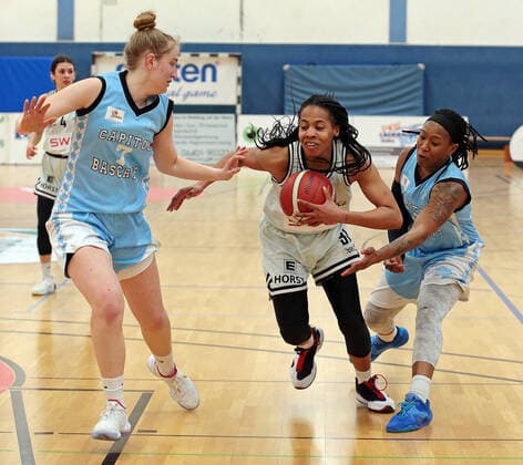 27 02 2021, xovx, Basketball Damen 2 Bundesliga Nord, Bender Baskets Gruenberg Capitol Bascats Duesseldorf v l Lilly Kaprolat Capitol Bascats Duesseldorf , Deijah Blanks Bender Baskets Gruenberg , Marquita Lashae Waller Capitol Bascats Duesseldorf Gruenberg Sporthalle Theo Koch Schule Hessen Germany EN