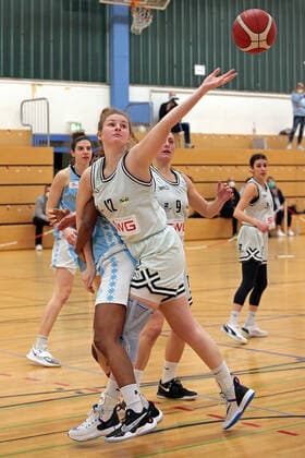27 02 2021, xovx, Basketball Damen 2 Bundesliga Nord, Bender Baskets Gruenberg Capitol Bascats Duesseldorf v l Anja Fuchs Robetin Capitol Bascats Duesseldorf , Maryam Adepoju Olatunji Capitol Bascats Duesseldorf , Carlice Poelstra Bender Baskets Gruenberg , Isabell Meinhart Bender Baskets Gruenberg Gruenberg Sporthalle Theo Koch Schule Hessen Germany EN