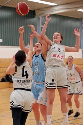 27 02 2021, xovx, Basketball Damen 2 Bundesliga Nord, Bender Baskets Gruenberg Capitol Bascats Duesseldorf v l Lotte Seegraeber Bender Baskets Gruenberg , Elle Hendershot Capitol Bascats Duesseldorf , Elisa Mevius Bender Baskets Gruenberg , Isabell Meinhart Bender Baskets Gruenberg Gruenberg Sporthalle Theo Koch Schule Hessen Germany EN