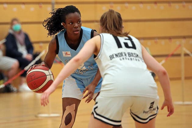 27 02 2021, xovx, Basketball Damen 2 Bundesliga Nord, Bender Baskets Gruenberg Capitol Bascats Duesseldorf v l Maryam Adepoju Olatunji Capitol Bascats Duesseldorf , Lynn Villwock Bender Baskets Gruenberg Gruenberg Sporthalle Theo Koch Schule Hessen Deutschland DE