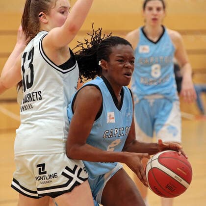 27 02 2021, xovx, Basketball Damen 2 Bundesliga Nord, Bender Baskets Gruenberg Capitol Bascats Duesseldorf v l Lynn Villwock Bender Baskets Gruenberg , Maryam Adepoju Olatunji Capitol Bascats Duesseldorf , Anja Fuchs Robetin Capitol Bascats Duesseldorf Gruenberg Sporthalle Theo Koch Schule Hessen Germany EN