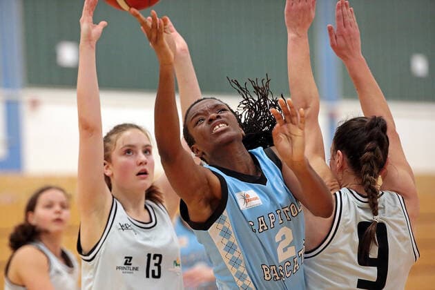 27 02 2021, xovx, Basketball Damen 2 Bundesliga Nord, Bender Baskets Gruenberg Capitol Bascats Duesseldorf v l Lynn Villwock Bender Baskets Gruenberg , Maryam Adepoju Olatunji Capitol Bascats Duesseldorf , Isabell Meinhart Bender Baskets Gruenberg Gruenberg Sporthalle Theo Koch Schule Hessen Germany EN