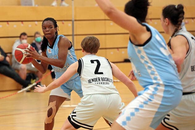27 02 2021, xovx, Basketball Damen 2 Bundesliga Nord, Bender Baskets Gruenberg Capitol Bascats Duesseldorf v l Maryam Adepoju Olatunji Capitol Bascats Duesseldorf , Cora Horvath Bender Baskets Gruenberg , Oceana Paulina Hamilton Capitol Bascats Duesseldorf , Isabell Meinhart Bender Baskets Gruenberg Gruenberg Sporthalle Theo Koch Schule Hessen Germany EN