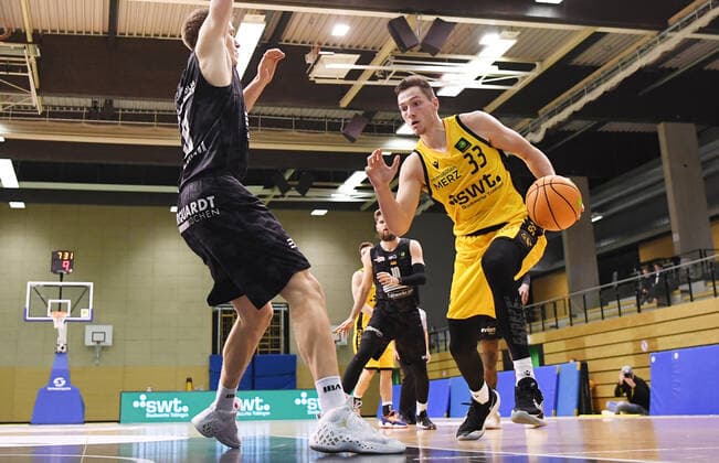 Basketball 2 Bundesliga 2020 2021 13 matchday in Rottenburg at Volksbank Arena 27 02 2021 Tigers Tuebingen Science City Jena Ryan Richard Mikesell r, Tigers vs Robin Lodders l, Jena