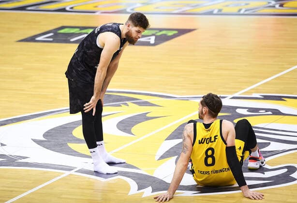 Basketball 2 Bundesliga 2020 2021 13 Matchday in Rottenburg at Volksbank Arena 27 02 2021 Tigers Tuebingen Science City Jena Enosch Wolf r, Tigers talking to brother Julius Wolf l, Jena after the game