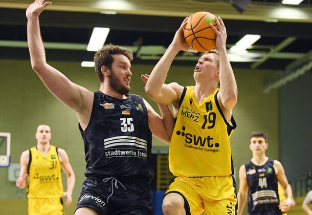 Basketball 2 Bundesliga 2020 2021 13 matchday in Rottenburg at Volksbank Arena 27 02 2021 Tigers Tuebingen Science City Jena Elias Valtonen r, Tigers vs Stephan Haukohl li, Jena
