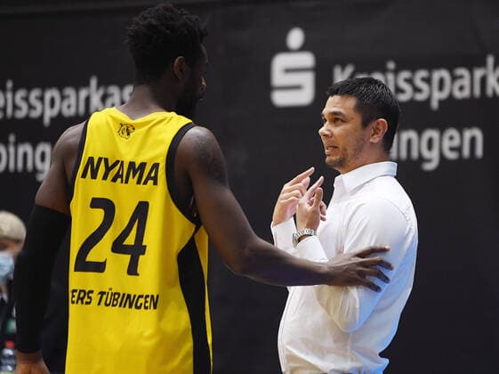 Basketball 2 Bundesliga 2020 2021 13 matchday in Rottenburg at Volksbank Arena 27 02 2021 Tigers Tuebingen Science City Jena coach Daniel Jansson r, Tigers talking to Roland Nyama l, Tigers