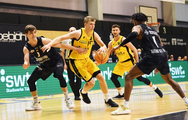 Basketball 2 Bundesliga 2020 2021 13 matchday in Rottenburg at Volksbank Arena 27 02 2021 Tigers Tuebingen Science City Jena Elias Valtonen centre, Tigers vs Joschka Ferner left, Jena and Kasey Hill right, Jena