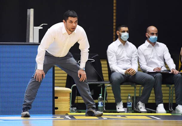 Basketball 2 Bundesliga 2020 2021 13 matchday in Rottenburg at Volksbank Arena 27 02 2021 Tigers Tuebingen Science City Jena coach Daniel Jansson left, Tigers with co-coach Hussain Dassouki back centreTigers and athletics coach Martin Stroebele back right, Tigers
