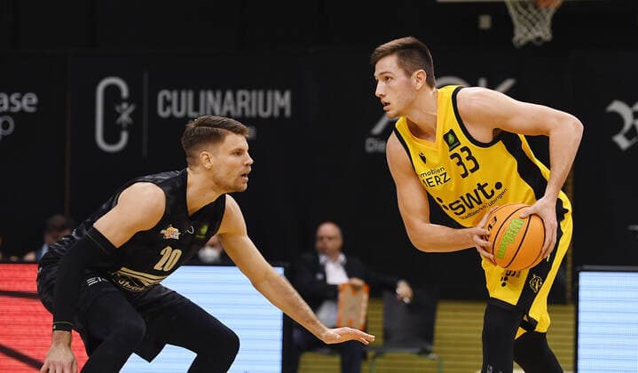 Basketball 2 Bundesliga 2020 2021 13 matchday in Rottenburg at Volksbank Arena 27 02 2021 Tigers Tuebingen Science City Jena Ryan Richard Mikesell r, Tigers vs Andrew David Smith l, Jena