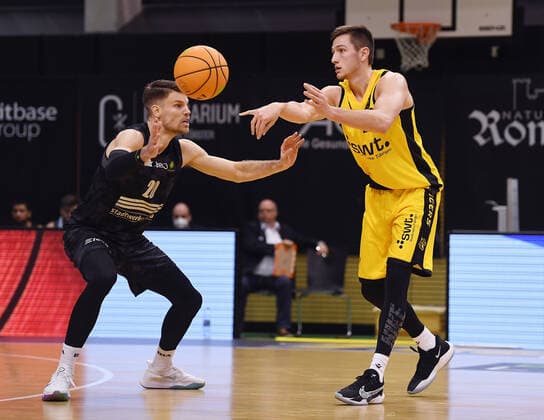 Basketball 2 Bundesliga 2020 2021 13 matchday in Rottenburg at Volksbank Arena 27 02 2021 Tigers Tuebingen Science City Jena Ryan Richard Mikesell r, Tigers vs Andrew David Smith l, Jena