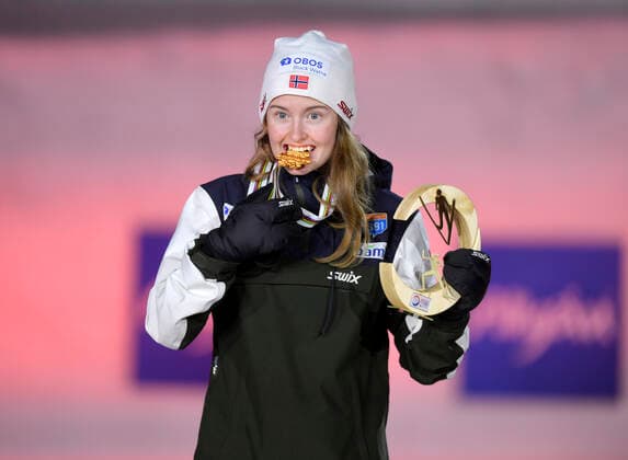 27 02 2021, Nordic SKI World Championships Oberstdorf 2021, Oberstdorf im Allgäu, Award Ceremony, Medal Ceremony, Nordic Combined Women, Award Ceremony, Gyda Westvold Hansen NOR Godmedal