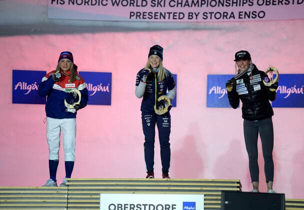 27 02 2021, Nordic Ski World Championships Oberstdorf 2021, Oberstdorf im Allgäu, Award Ceremony, Medal Ceremony, Cross Country Sprint Women, Award Ceremony, from left silver medal for Maiken Caspersen Falla Norway , gold medal to Jonna Sundling Sweden , bronze medal to Anamarija Lampic Slovenia