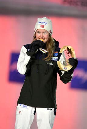 27 02 2021, Nordic SKI World Championships Oberstdorf 2021, Oberstdorf im Allgäu, Award Ceremony, Medal Ceremony, Nordic Combined Women, Award Ceremony, Gyda Westvold Hansen NOR Godmedal