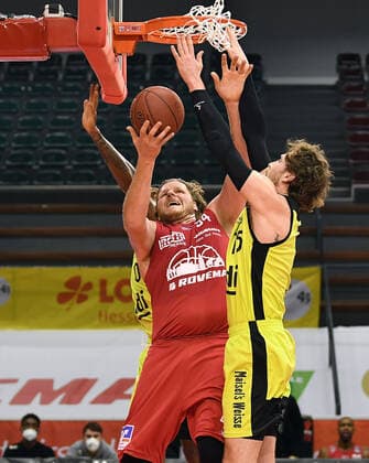 27 02 2021, xjhx, Basketball BBL Bundesliga, Giessen 46ers medi Bayreuth emspor, v l John Bryant Giessen 46ers , Matthew Tiby medi Bayreuth Giessen.