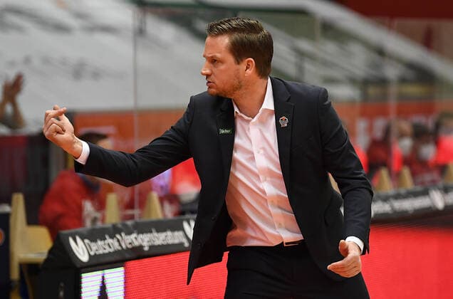 27 02 2021, xjhx, Basketball BBL Bundesliga, Giessen 46ers medi Bayreuth emspor, v l coach Rolf Scholz Giessen 46ers gives instructions, gestures, gesticulate with arms gives instructions, gesticulate Giessen