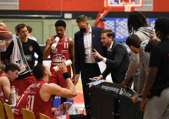 27 02 2021, xjhx, Basketball BBL Bundesliga, Giessen 46ers medi Bayreuth emspor, v l coach Rolf Scholz Giessen 46ers gives instructions, gestures, gesticulate with arms gives instructions, gesticulate Giessen