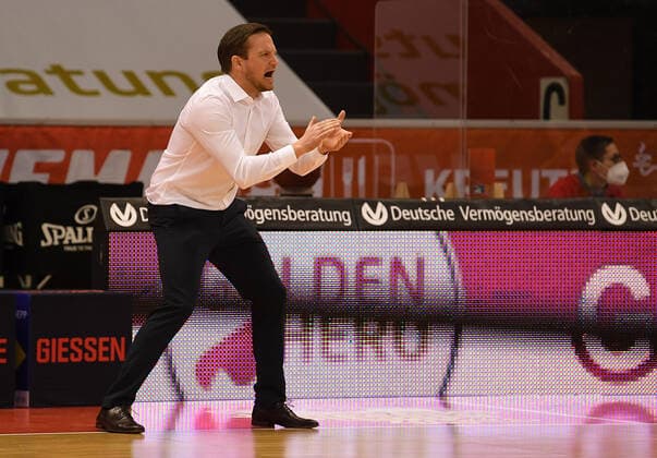 27 02 2021, xjhx, Basketball BBL Bundesliga, Giessen 46ers medi Bayreuth emspor, v l coach Rolf Scholz Giessen 46ers gives instructions, gestures, gesticulate with arms gives instructions, gesticulate Giessen