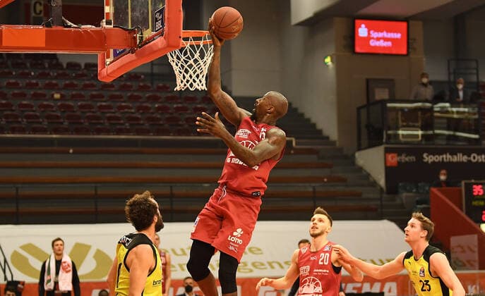 27 02 2021, xjhx, Basketball BBL Bundesliga, Giessen 46ers medi Bayreuth emspor, v l Bastian Doreth medi Bayreuth , Brandon Bowman Giessen 46ers Giessen.