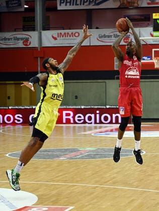 27 02 2021, xjhx, Basketball BBL Bundesliga, Giessen 46ers medi Bayreuth emspor, v l Dererk Pardon medi Bayreuth , Brandon Bowman Giessen 46ers Giessen.
