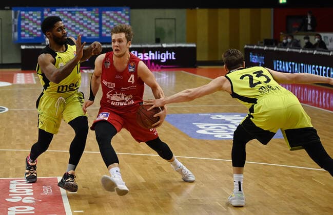 27 02 2021, xjhx, Basketball BBL Bundesliga, Giessen 46ers medi Bayreuth emspor, v l Lazeric Jones medi Bayreuth , Bjarne Kraushaar Giessen 46ers , David Walker medi Bayreuth Giessen