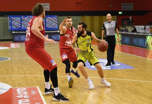 27 02 2021, xjhx, Basketball BBL Bundesliga, Giessen 46ers medi Bayreuth emspor, v l John Bryant Giessen 46ers , Ferdinand Zylka Giessen 46ers , Bastian Doreth medi Bayreuth Giessen