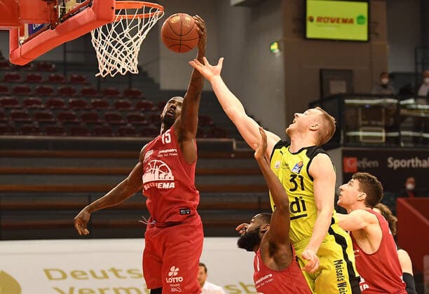 27 02 2021, xjhx, Basketball BBL Bundesliga, Giessen 46ers medi Bayreuth emspor, v l Brandon Bowman Giessen 46ers , Jonathan Stark Giessen 46ers , Osvaldas Olisevicius medi Bayreuth Giessen