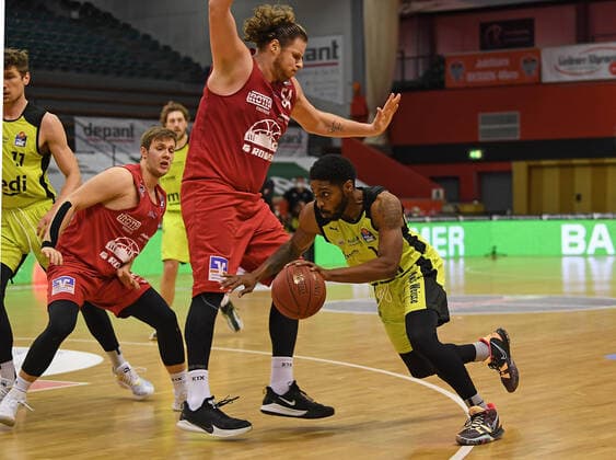 27 02 2021, xjhx, Basketball BBL Bundesliga, Giessen 46ers medi Bayreuth emspor, v l Bjarne Kraushaar Giessen 46ers , John Bryant Giessen 46ers , Lazeric Jones medi Bayreuth Giessen