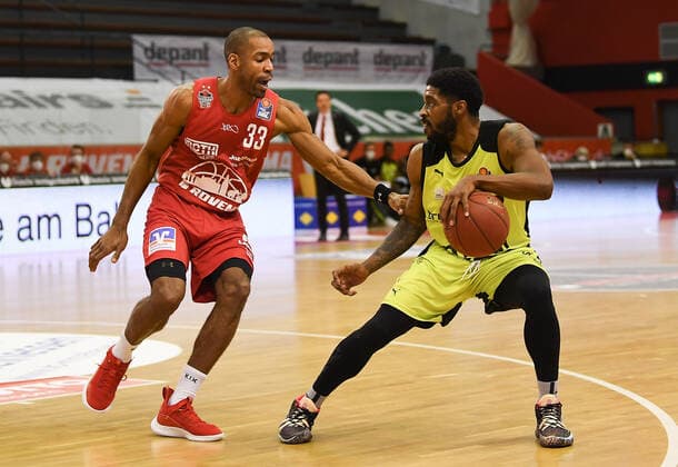 27 02 2021, xjhx, Basketball BBL Bundesliga, Giessen 46ers medi Bayreuth emspor, v l Brandon Thomas Giessen 46ers , Lazeric Jones medi Bayreuth Giessen
