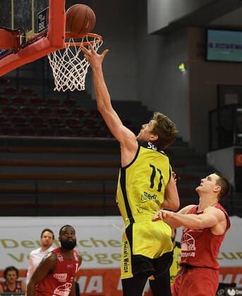 27 02 2021, xjhx, Basketball BBL Bundesliga, Giessen 46ers medi Bayreuth emspor, v l Andreas Seiferth medi Bayreuth , Scotie James jr Giessen 46ers Giessen.