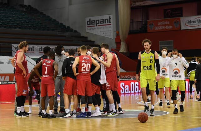 27 02 2021, xjhx, Basketball BBL Bundesliga, Giessen 46ers medi Bayreuth emspor, v l Giessen cheers, Bayreuth disappointed, disappointed looking, dissapointed, Matthew Tiby medi Bayreuth , Philip Jalalpoor medi Bayreuth Giessen