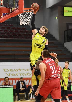 27 02 2021, xjhx, Basketball BBL Bundesliga, Giessen 46ers medi Bayreuth emspor, v l Matthew Tiby medi Bayreuth , Scotie James jr Giessen 46ers Giessen.