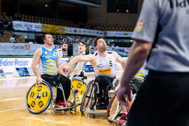 RBBL RSV Lahn Dill Baskets 96 Rahden, 27 02 21 Simon Brown 5 RSV Lahn Dill , Elvis Fakic 27 Baskets 96 Rahden , Rittal Arena, Wetzlar, 27 02 21 Copyright: xBEAUTIFULxSPORTS Roeczeyx