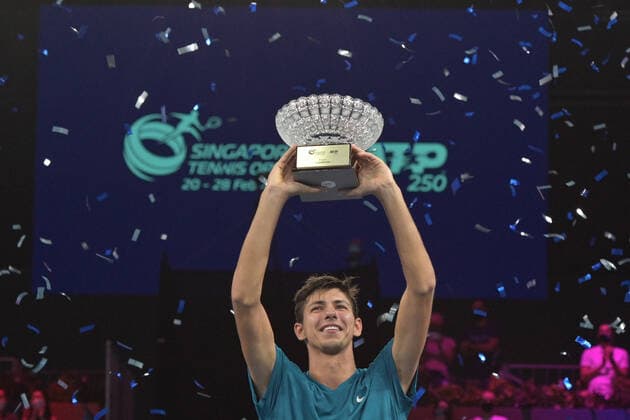 Sport Bilder des Tages (210228) -- SINGAPORE, Feb. 28, 2021 -- Alexei Popyrin of Australia celebrates during the awarding ceremony after the men s singles final against Alexander Bublik of Kazakhstan at the Singapore Tennis Open tournament in Singapore on Feb. 28, 2021. (Photo by Xinhua) (SP)SINGAPORE-TENNIS-SINGAPORE OPEN-MEN S SINGLES ThenxChihxWey 