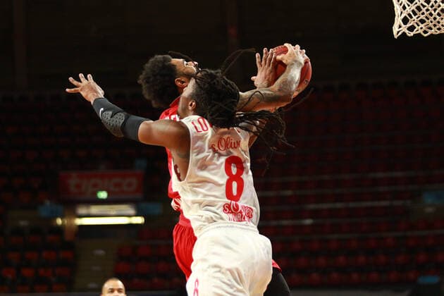 D J Seeley FCBB red, vs 8 Robert Lowery Würzburg basketball, 1 Bundesliga, BBL, FC Bayern Munich, s Oliver Würzburg at Audi Dome, 28 02 2021 PHOTO Mladen Lackovic LakoPress