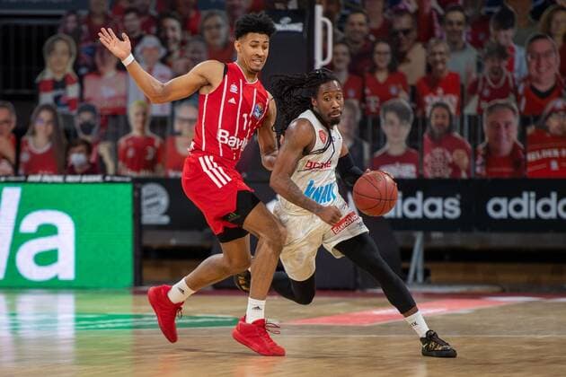 Jason George 1 FC Bayern , Robert Lowery 8 s Oliver Wuerzburg , FC Bayern Basketball vs s Oliver Wuerzburg, BBL, 28 02 2021 Muenchen Bayern Germany Copyright: xkolbert-press UlrichxGamelx