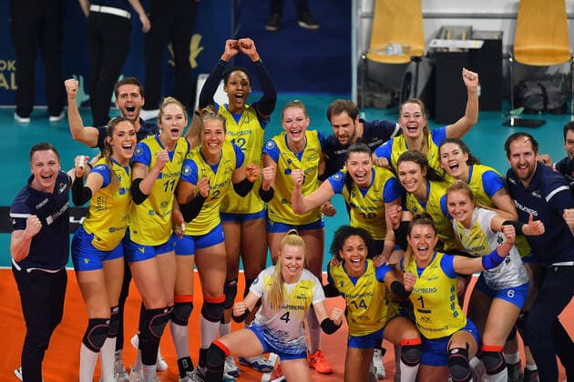 Bilder des Jahres 2021, Sport 02 Februar Sport Themen der Woche KW08 Sport Bilder des Tages DVV-Pokal SSC Palmberg Schwerin vs SC Potsdam 28.02.21 DVV-Pokal, Volleyball, Damen, Saison 2020 21, Finale, SC Potsdam (in RotWeiss), gegen SSC Palmberg Schwerin (in gelbblau), Jubel nach dem Matchball, Schwerin neuer Pokalsieger, *** DVV Cup SSC Palmberg Schwerin vs SC Potsdam 28 02 21 DVV Cup, Volleyball, Women, Season 2020 21, Final, SC Potsdam in red and white , vs SSC Palmberg Schwerin in yellow and blue , Cheering after the match point, Schwerin new cup winner, Copyright: xBEAUTIFULxSPORTS TomxBlochx