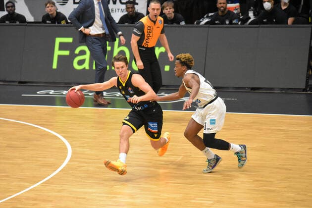 Basketball I Mens I 2020 2021 Season I easyCredit Bundesliga I 21 Matchday I Hamburg Towers MHP RIESEN Ludwigsburg I 28 02 2021 Jordan Hulls 1, Ludwigsburg and TJ Shorts 0, Towers Hamburg edel optics de Arena, Kurt Emmer Hamburg Germany. Copyright: xLobeca RobertoxSeidelx